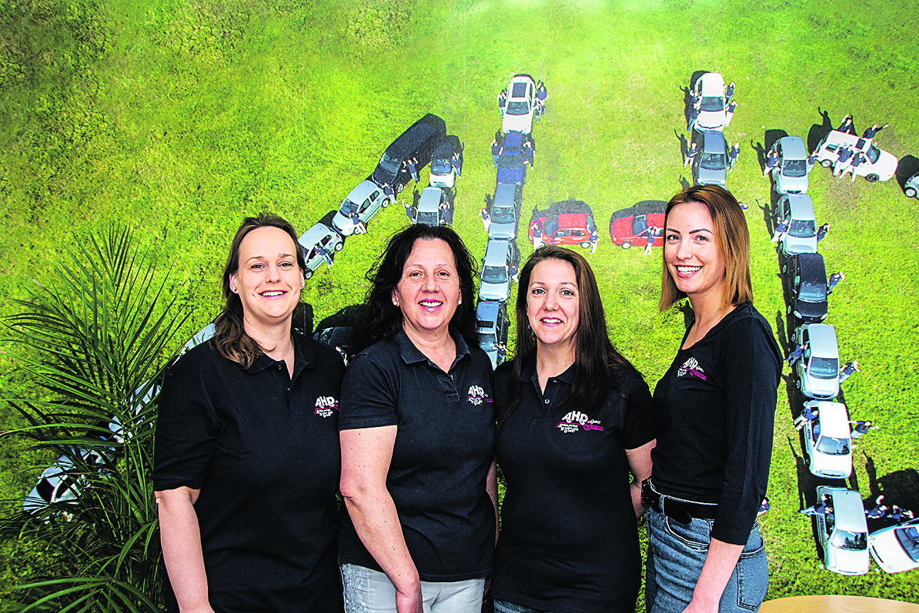 Die neuen Team-Leiterinnen Bernadita Jürgensen (2.v.li.) und Lajana Schroth (3.v.li.) mit den Mitarbeiterinnen Sandra Hartwig (li.) und Kathleen Behrens
