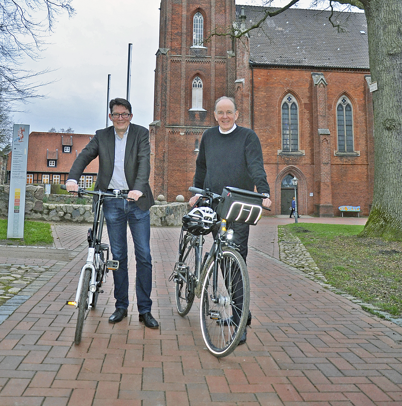 Superintendent Martin Krarup (li.) begleitete Bischof Ralf Meister von Horneburg bis Harsefeld mit dem Fahrrad Foto: sc
