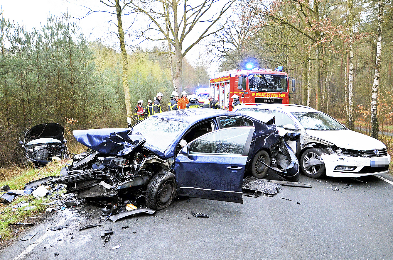 Die Fahrzeuge wurden bei dem Unfall völlig zerstört Foto: Mathias Wille