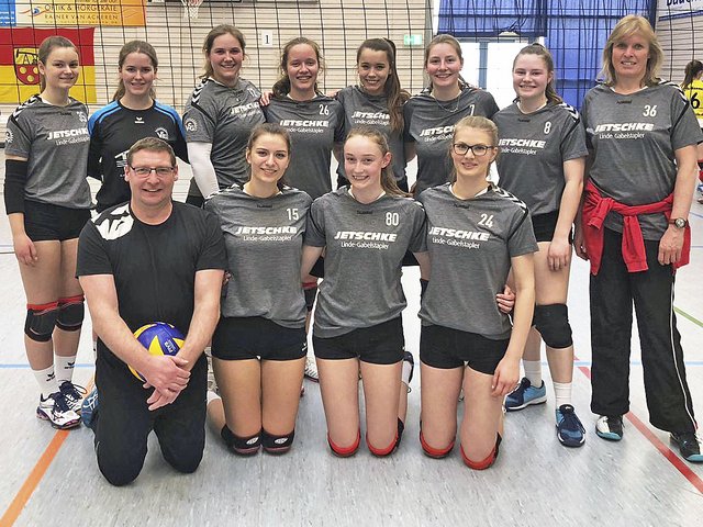 Freuten sich über einen sechsten Platz: die U20-Volleyballerinnen der VSG Altes Land mit
Trainer Axel Körner und Trainerin Ina Ecks