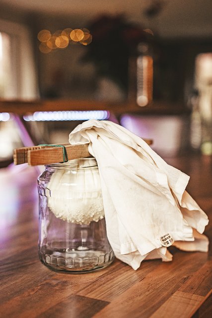 Mit Tuch und Glas:
Frischkäseherstellung