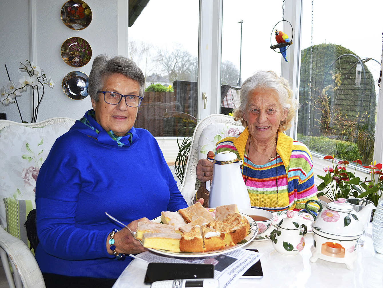Traute Körner (li.) und Irmgard Detje verzichten nun darauf, die
Herbstmarktbesucher mit ihren selbstgebackenen Kuchen
und Torten zu verwöhnen