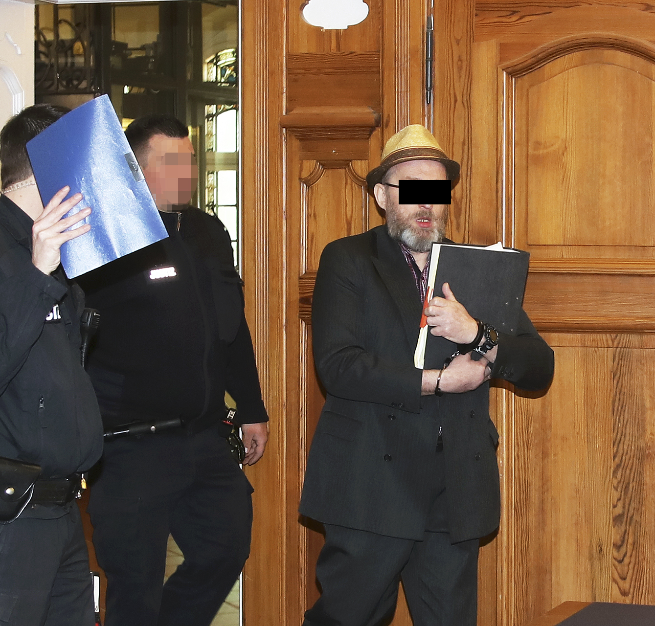 Karsten Funk wird in Handschellen in den Gerichtssaal geführt Foto: jd