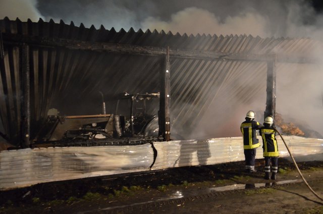 Rund 100 Feuerwehrleute waren im Einsatz, um den Brand zu löschen | Foto: Wille / Feuerwehr