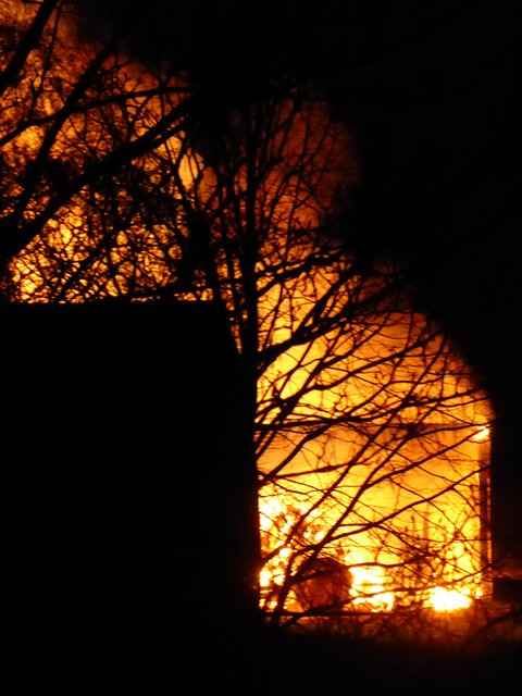 Die Scheune stand binnen kürzester Zeit lichterloh in Flammen | Foto: Erdmann