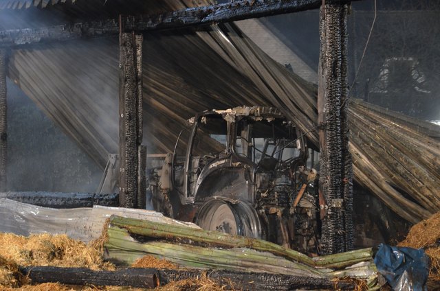 In der Scheune waren landwirtschaftliche Geräte gelagert | Foto: Wille / Feuerwehr