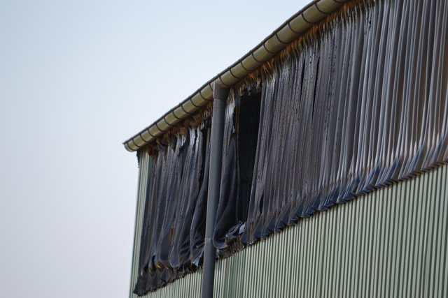Bis auf einige kleinere Hitzeschäden - wie hier an der benachbarten Halle - konnten die Feuerwehrleute ein Übergreifen der Flammen auch Nachbargebäude verhindern