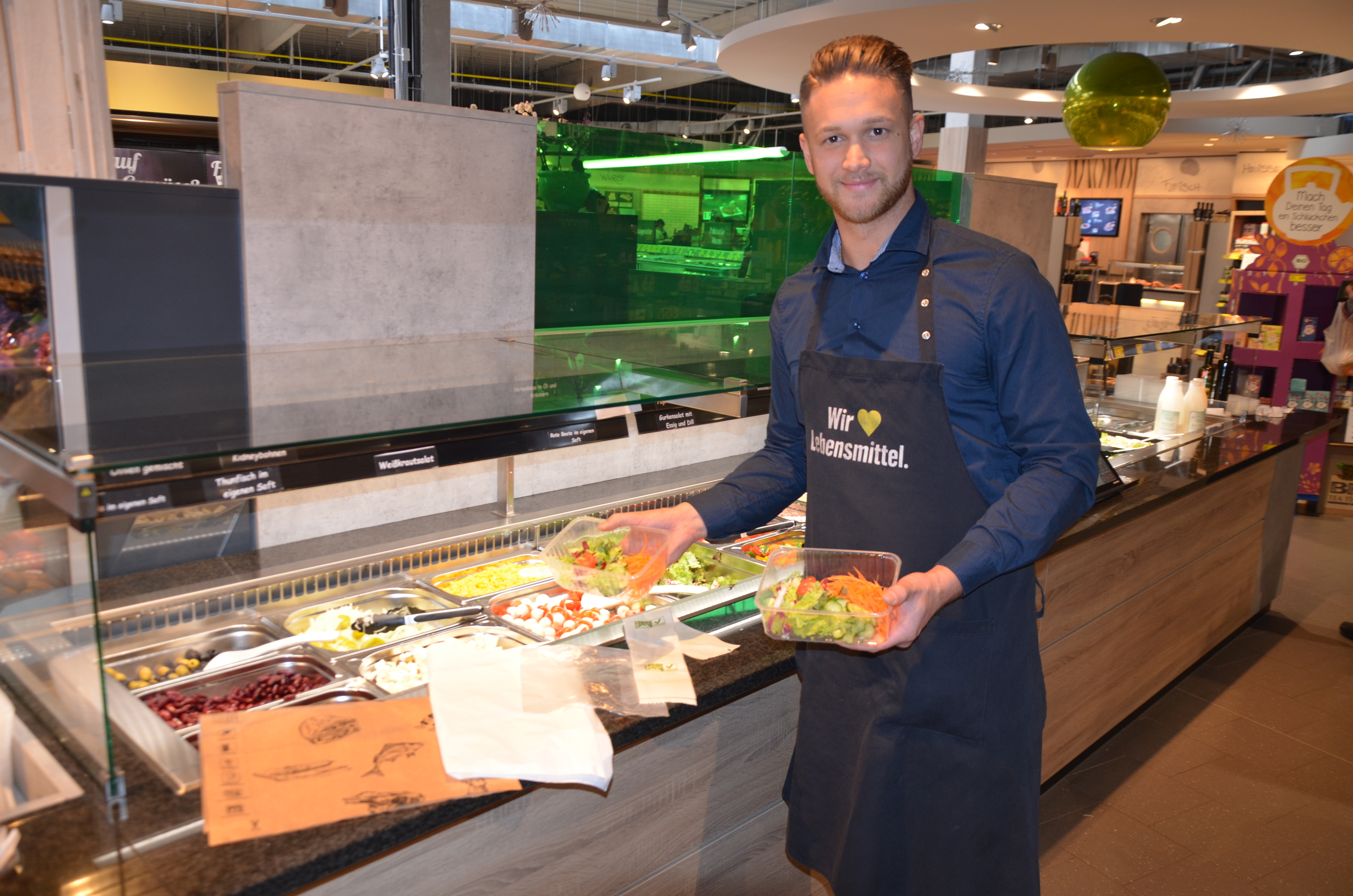 Danilo De Palmis, Mitarbeiter im Edeka Frischemarkt Schreiber in Buchholz-Sprötze, setzt sich für Plastikvermeidung im Markt ein