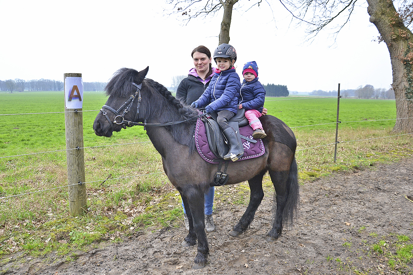 Ein Pony für alle: Jessica Poppe mit ihren Töchtern Mila und Nora auf Black Bella