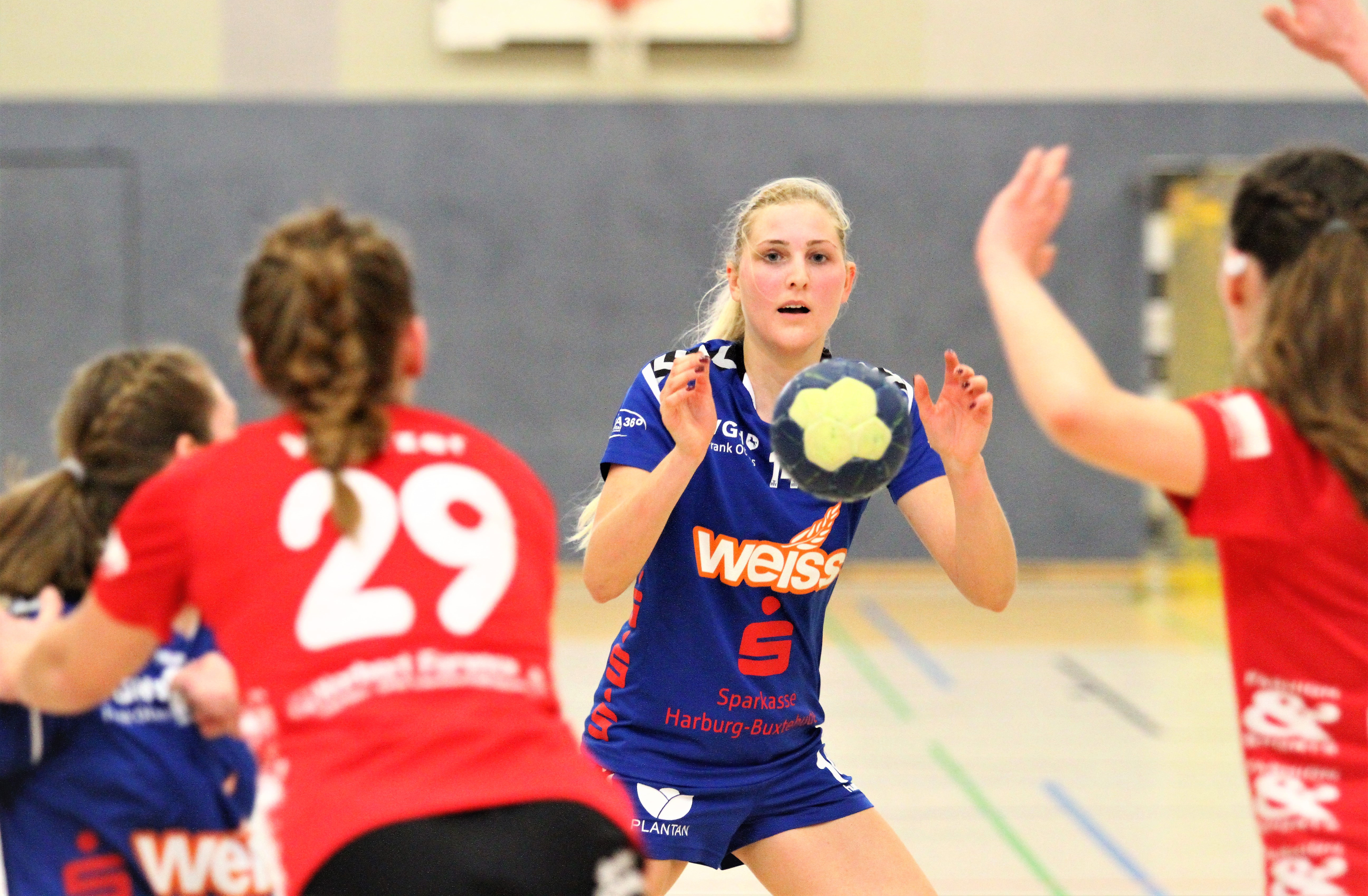 Natalie Mencke (Mitte) brachte Tostedt mächtig in Schwung