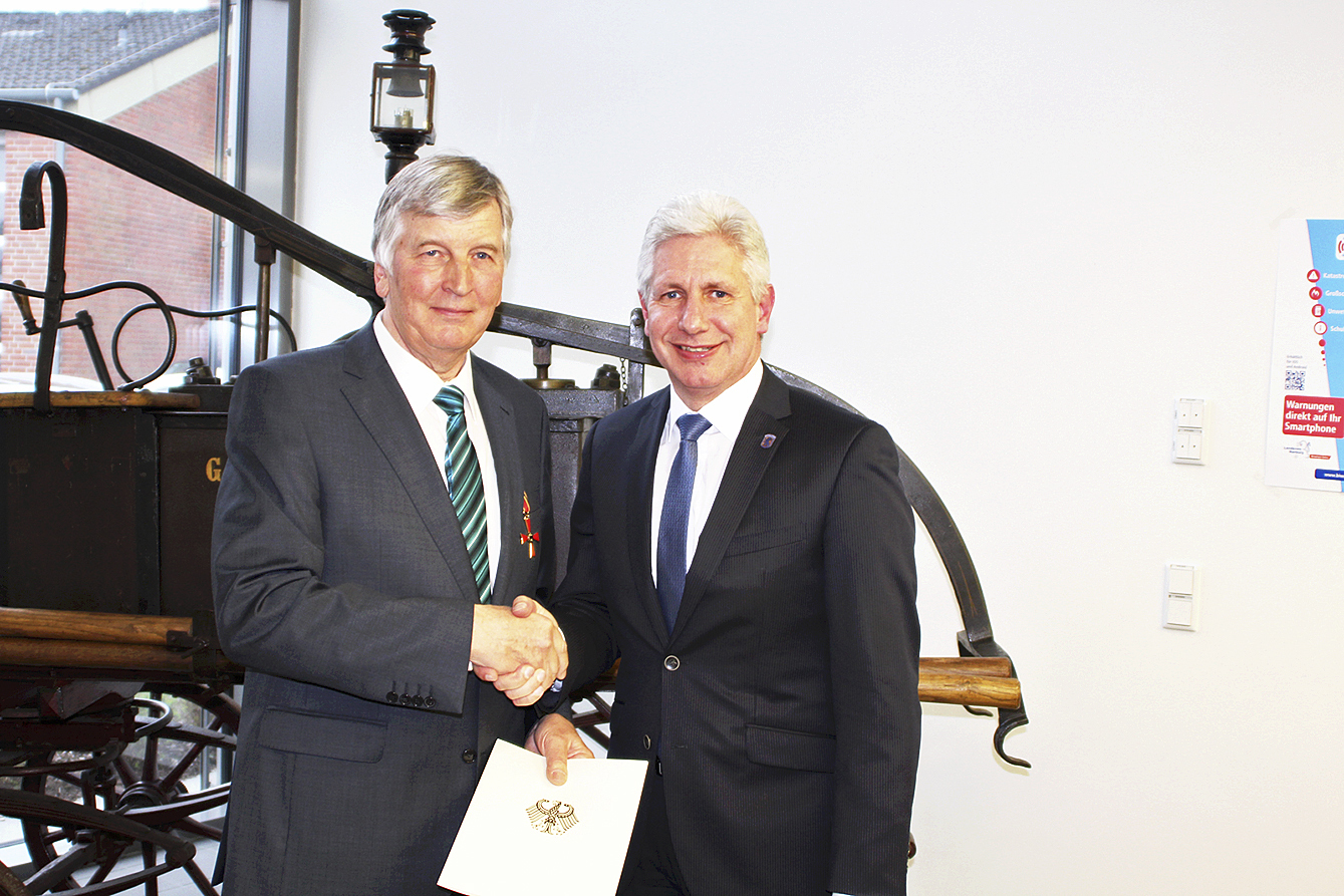 Zum Dank für sein außerordentliches ehrenamtliches Engagement
wurde Peter Adler (li.) von Landrat Rainer Rempe mit dem Bundesverdienstkreuz ausgezeichnet