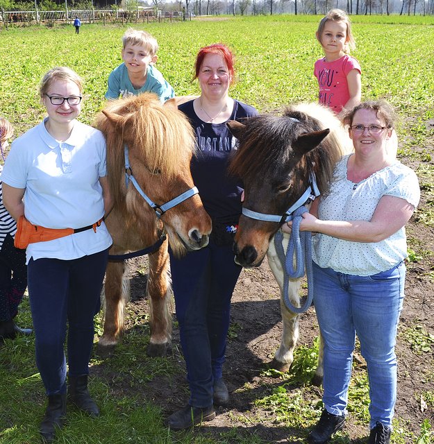 Yvonne Richter (Mi.) bot mit Jana (li.) und Nina (re.) Ponyreiten an, das Mika (8) und Lana (9) begeistert annahmen