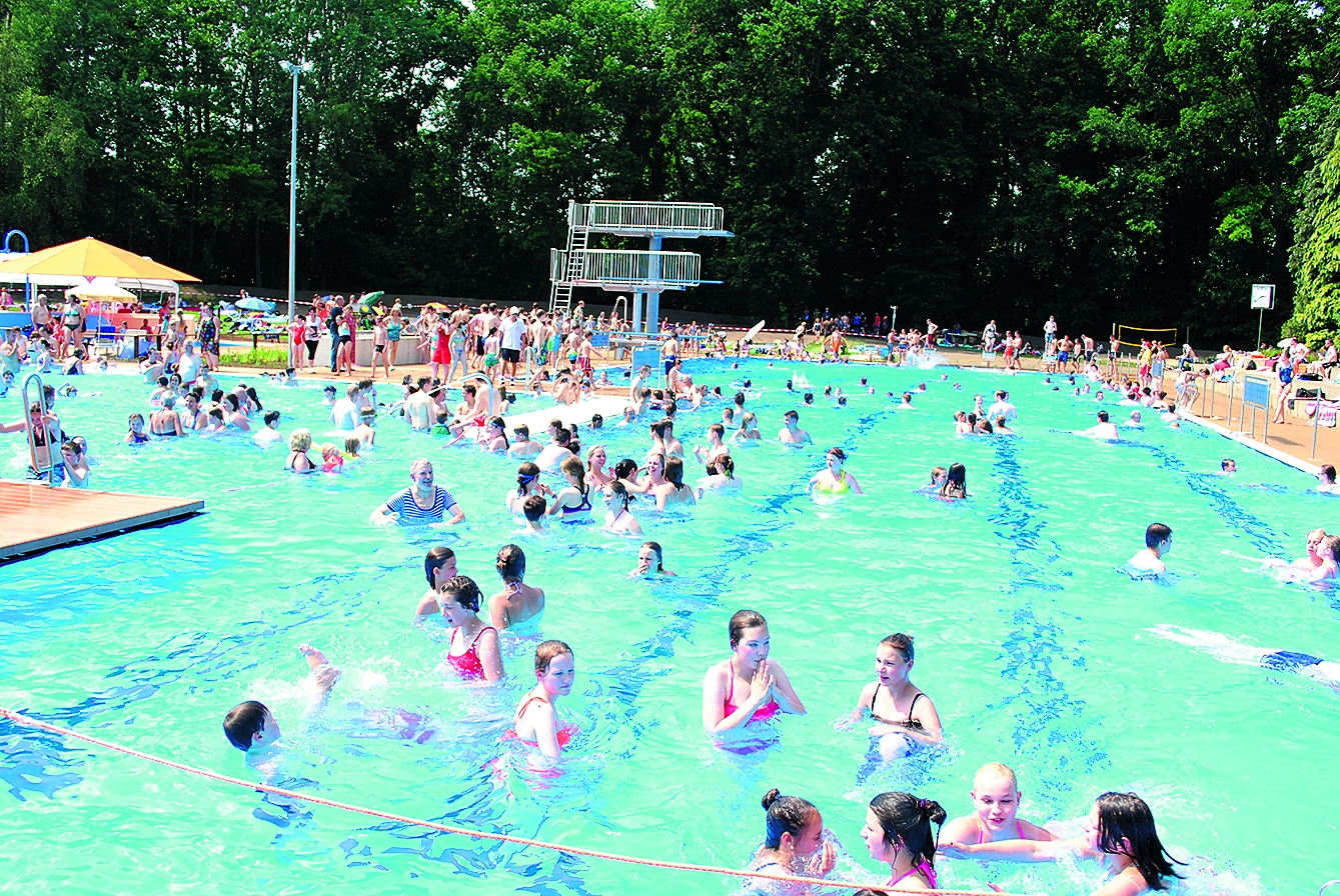 Alle Hände voll zu tun für das Waldbad-Team: Bei bis zu 2.000 Gästen am Tag sind Badaufsicht und Rettungsschwimmer stark gefordert Foto: ce