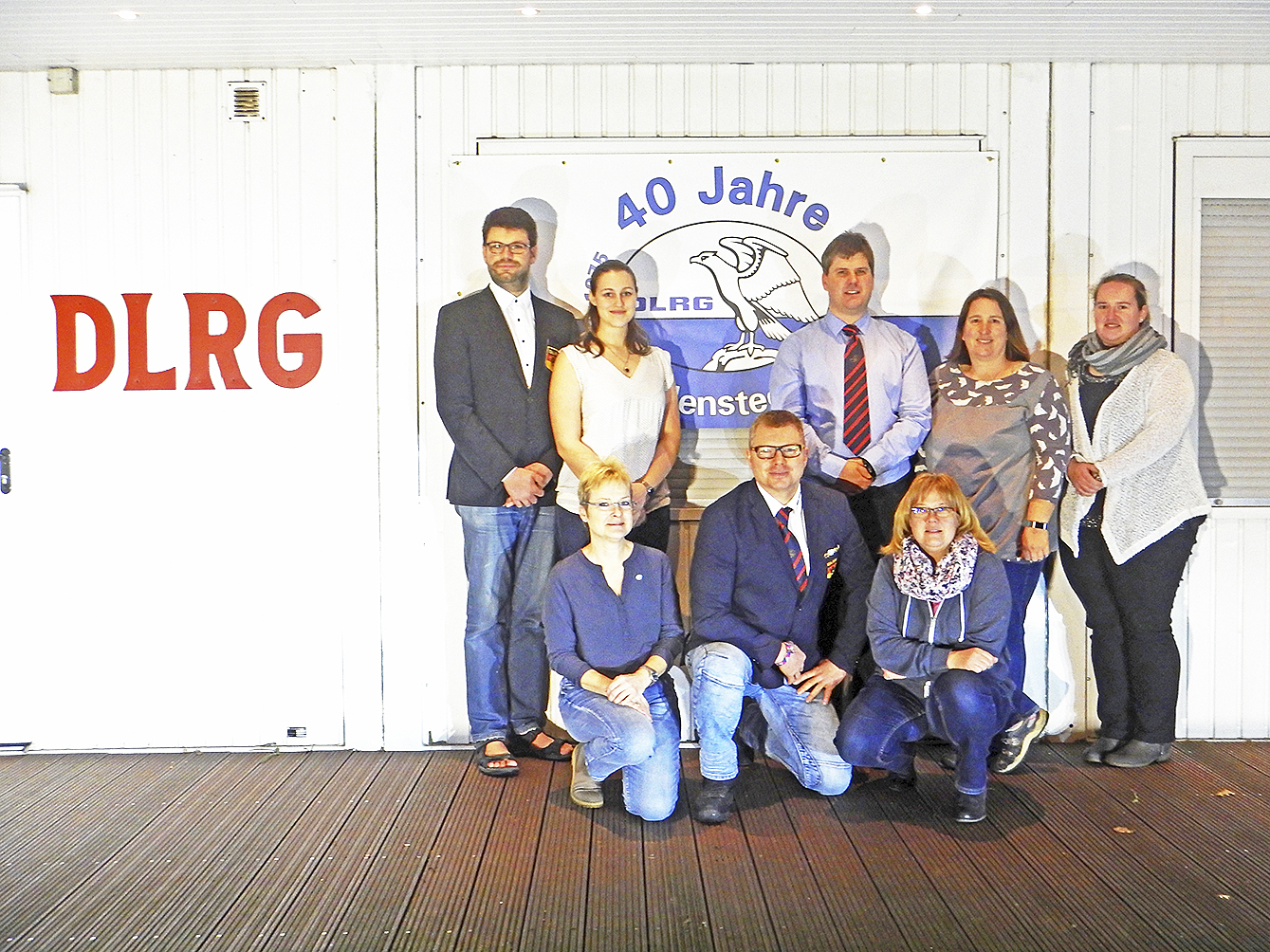 Der Vorstand der DLRG v. li. (hinten) Eric Freiwald, Sara Bibiza, Stefan Schallück, Silvia Klauk, Maryse Raabe Vorne: Ronny Widawaski, Stefan Schneider und Gaby Jobmann