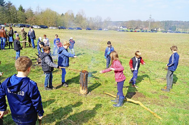Grundschüler aus Hittfeld haben zum Abschluss des Flurputzes Spaß am Lagerfeuer
