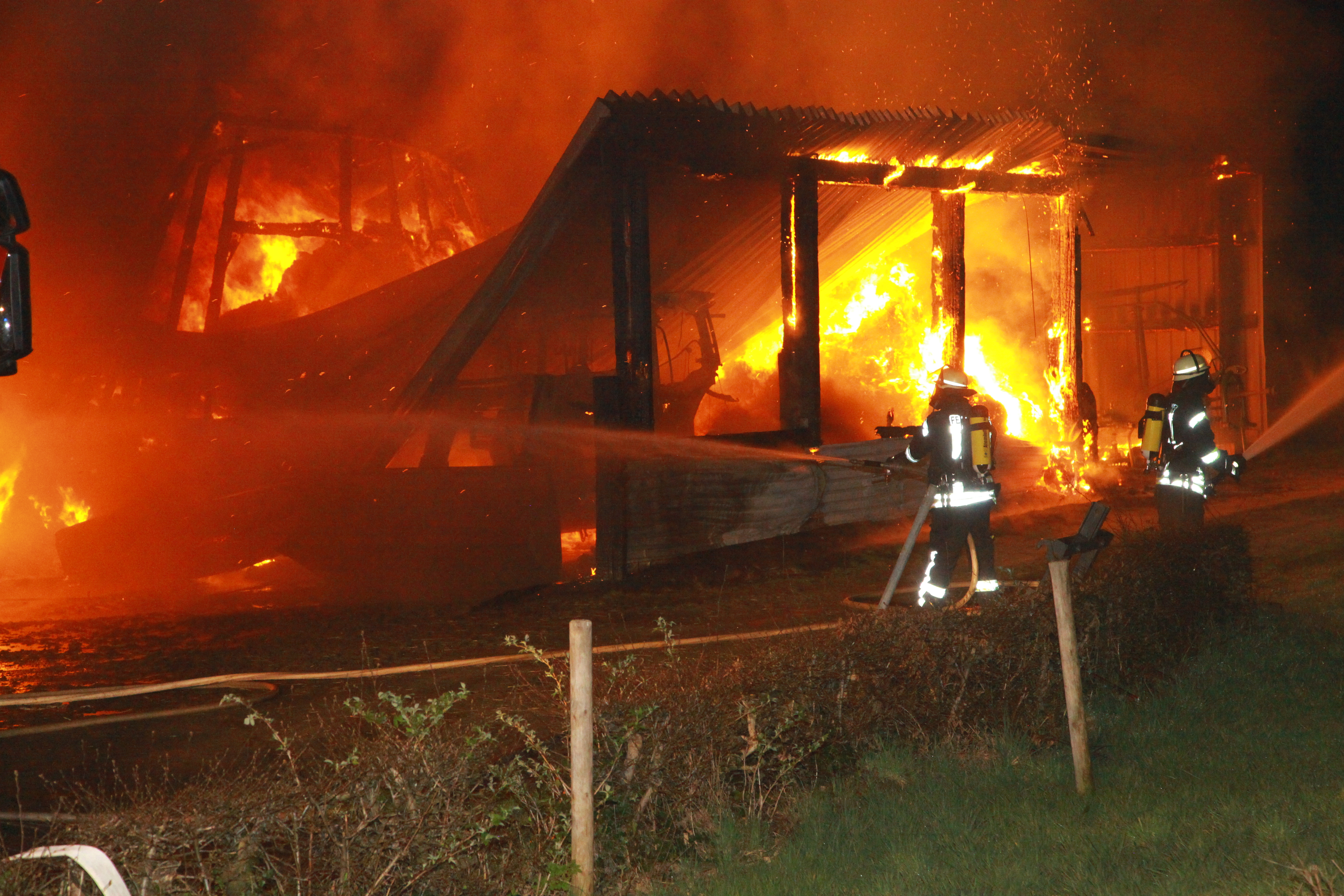 Die Feuerwehren löschten den Scheunenbrand und verhinderten ein Übergreifen auf benachbarte Gebäude