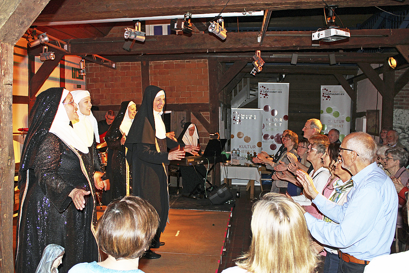Die Salzhäuser Dörpschün wurde zum Kloster: Das Ensemble des Musicals "Non(n)sens" riss das Publikum zu Beifallstürmen hin