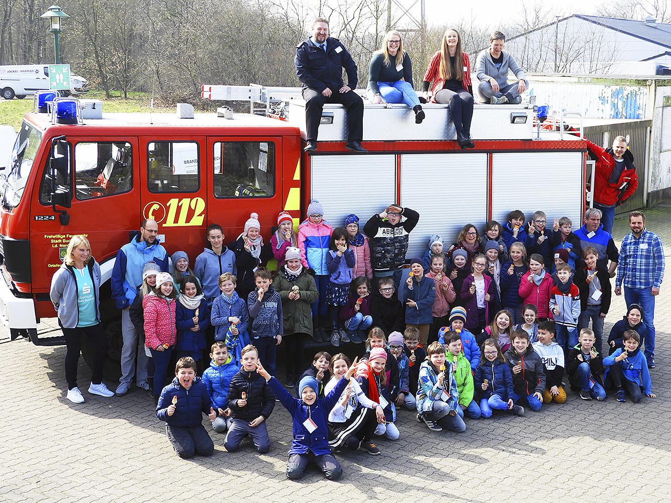 Fröhliches Abschlussfoto mit den Drittklässlern, Vertretern der Firma Brandschutztechnik Jockel und der Feuerwehr Holm sowie Mitgliedern der "Handball-Luchse" Fotos: Jockel Brandschutztechnik