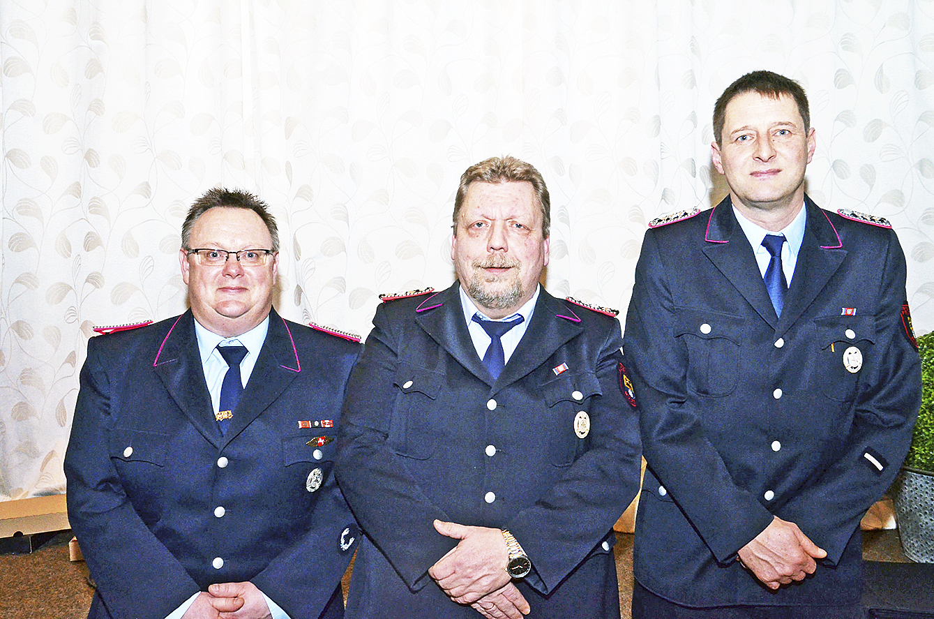 Auf der Versammlung (v. li.): Ortsbrandmeister Markus Hellwig, der Geehrte Klaus-Dieter Meyer und Vize-Ortsbrandmeister Matthias Kruse
