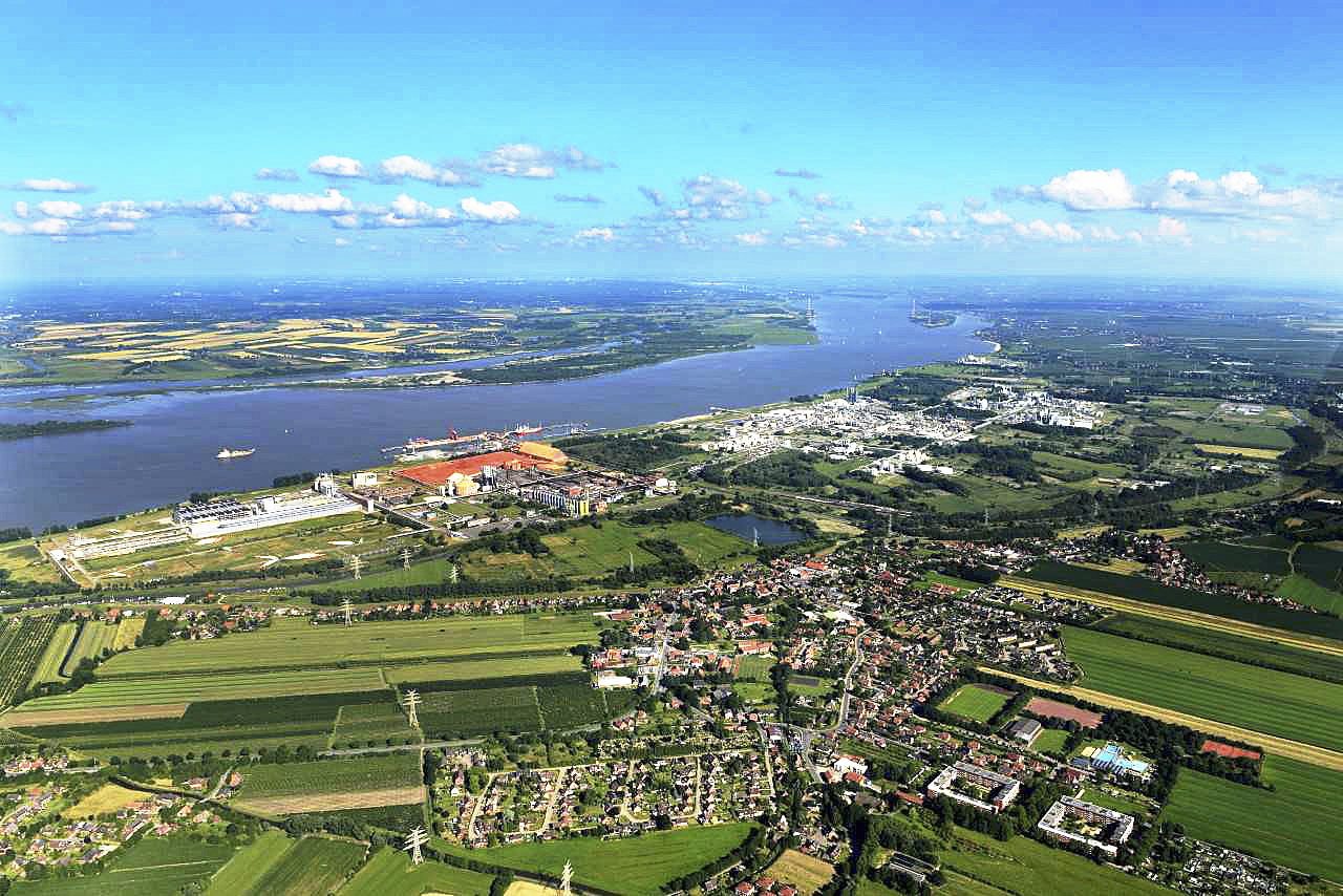 Bützfleth aus der Vogelperspektive: Unweit der Ortschaft, links neben dem Seehafen, soll die
Müllverbrennungsanlage gebaut werden