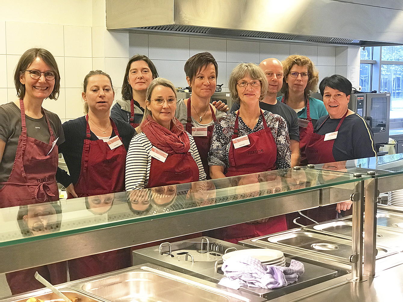 Die Gruppe "Freitag 2": Sie sorgen dafür, dass alle Schüler satt werden (v.li.): Irmgard Diercks, Yvonne Ramin, Patricia Compañ Flores, Babett Weber, Iris Pieperjohanns, Astrid Kahl, Ulf Häberer, Marion Schliecker und Anja Hadzialic Fotos: Röwe/tk