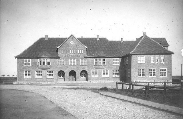 Das imposante Gebäude wurde 1923 vom Landvolk gebaut. Das Foto entstand ein Jahr später. Während des Krieges wurde das Haus von den Nazis enteignet. Erst seit 1948 ist es wieder Sitz des Landvolks