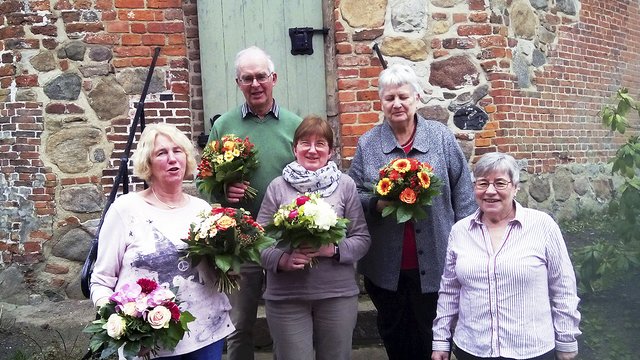Dagmar Scheffczyk, zweite Vorsitzende des Landesverbandes (re.) mit den Geehrten (v. li.): Giesela Timm, Rüdiger Timm, Marlies Subey und Ingrid Reichenbach-Vogt