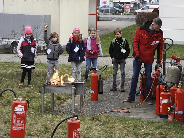 Im Außenbereich wurde die Handhabung mit Feuerlöschern an einem Fire-Trainer geübt