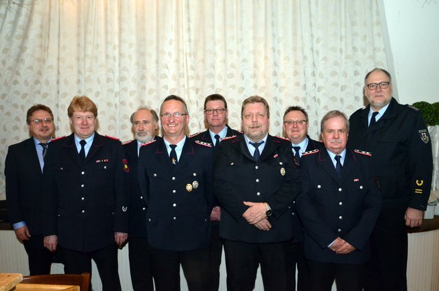Alle Geehrten mit (v. li.) Samtgemeinde-Bürgermeister Wolfgang Krause, Gemeindebrandmeister Jörn Petersen und (re.) Vize-Kreisbrandmeister Sven Wolkau