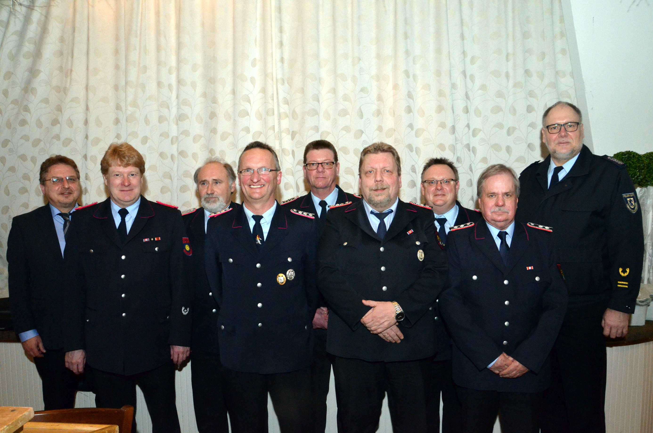 Alle Geehrten mit (v. li.) Samtgemeinde-Bürgermeister Wolfgang Krause, Gemeindebrandmeister Jörn Petersen und (re.) Vize-Kreisbrandmeister Sven Wolkau