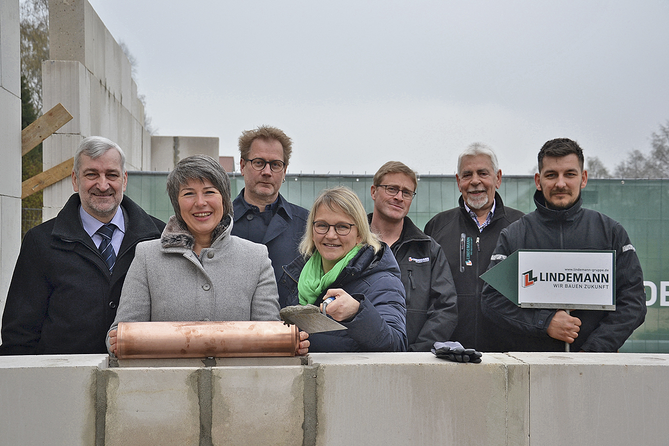 Mauerten den symbolischen Grundstein, eine kupferne Kapsel, ein: Harald Koetzing, Stefanie Mencke, Holger Cassau, Cora Böhling, Jens Falten, Peter Witt und Patrick Meier-Holst (v.li.)