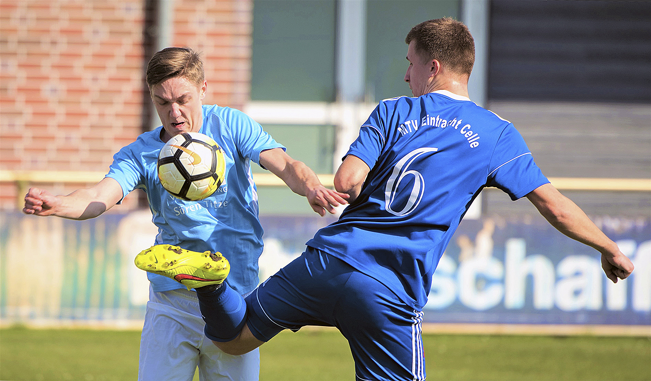 In dieser Szene ist der Winsener Maximillian Köster (li.) vor dem Celler Lars Borchert am Ball