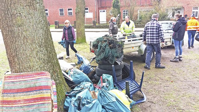 Reifen, Matratzen und vieles mehr wurde von den Müllsammlern in Wulfsen zusammengetragen