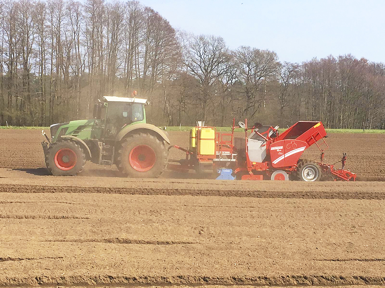 Die Maschine des Hofes Eickhoff in Sprötze pflanzt Kartoffeln. Mit ihrer Hilfe gelingt es, an einem Arbeitstag 15 Hektar zu
bewirtschaften