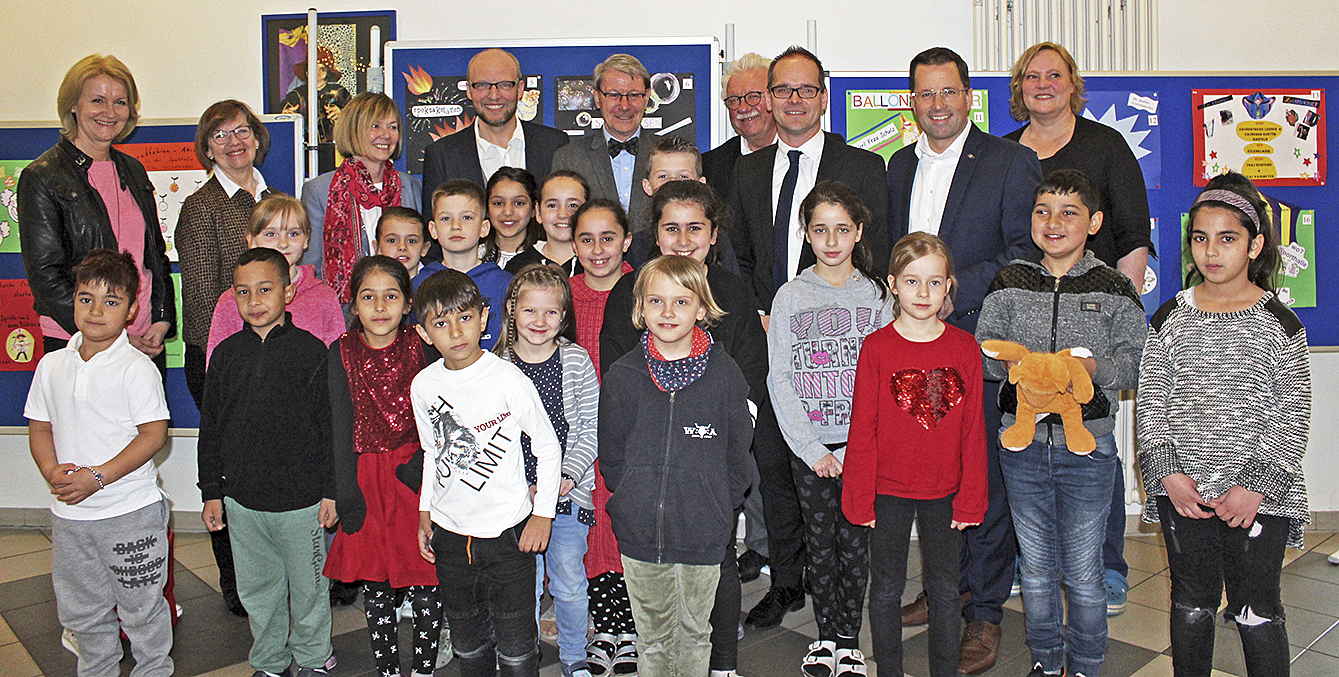 Treffen der Klassensprecher: Grant Hendrik Tonne (hinten, 3.v.re.) wurde mit CDU-Generalsekretär Kai Seefried (hinten, 2.v.re.) vom Schulleiter Thomas Heitmann (hinten, 4.v.li.) durch die Schule geführt Foto: jab