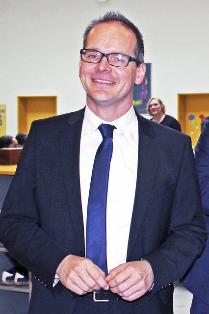 Kultusminister Grant Hendrik Tonne ist beeindruckt vom Engagement an der Montessori-Grundschule Foto: jab