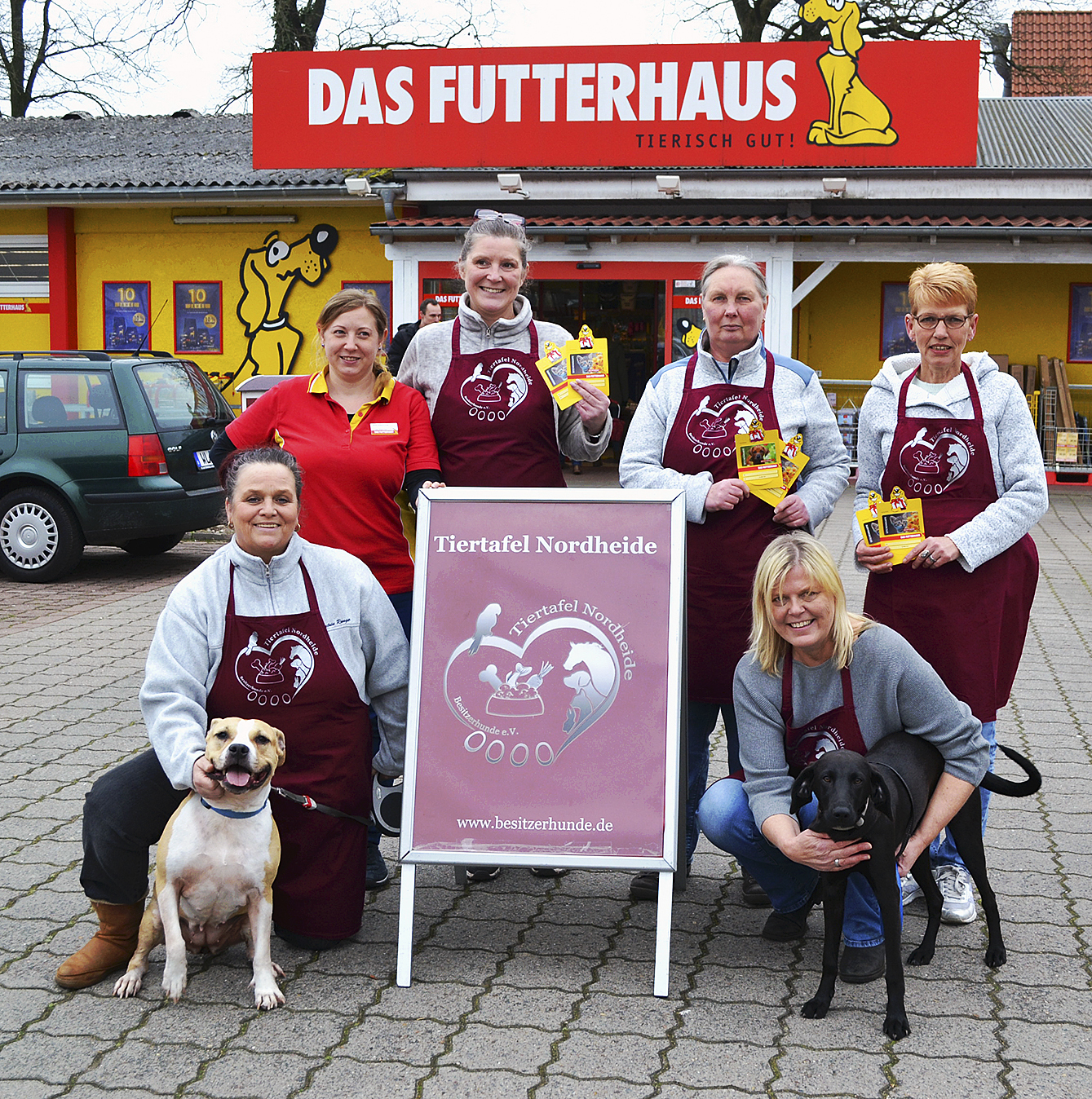 Werben für die Osterwunschstrauß-Aktion (hinten v. li.): Claudia Körner vom Futterhaus, Christine Boll, Sylvia Krause und Andrea Pehka sowie (vorne v. li.): Andrea Williams mit Babe und Birgit Ruepert mit Gizmo