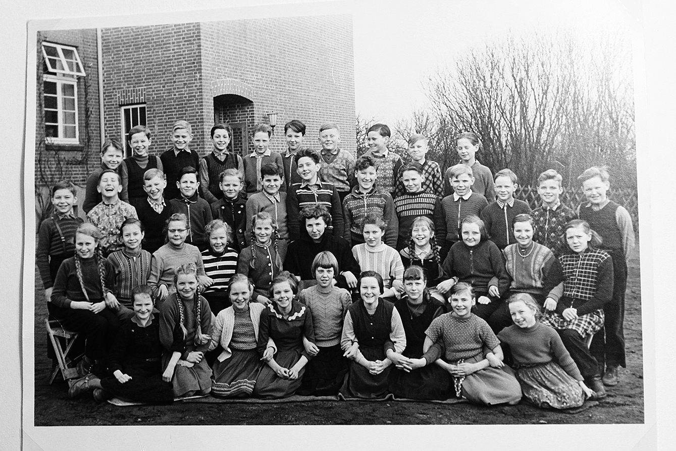 Das Foto zeigt die 1951 eingeschulte Klasse vermutlich im Jahr 1956 oder 1957