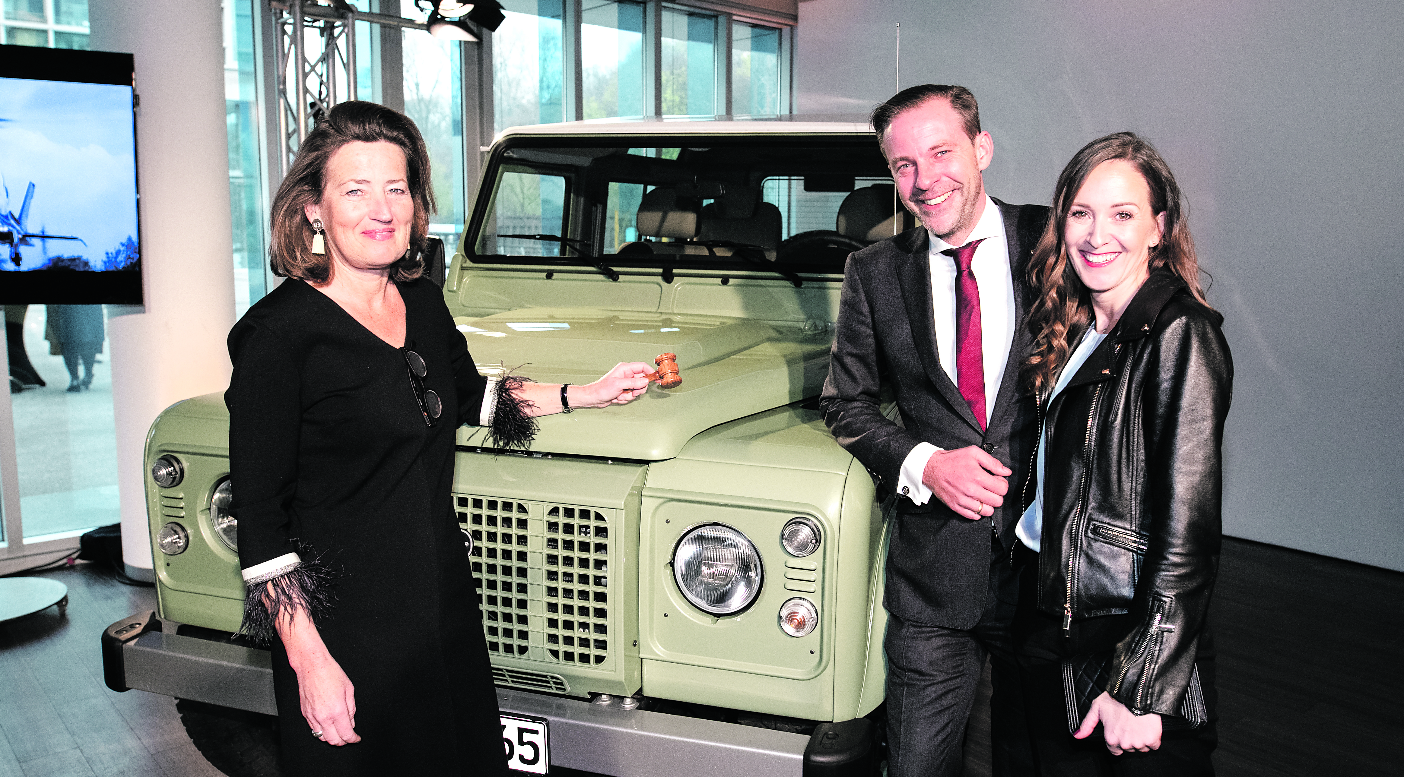 Mit dem versteigerten Land Rover (v. li.): Auktionatorin Dr. Katharina Prinzessin zu Sayn-Wittgenstein, Initiator Oliver Drewes und Ehefrau Christine