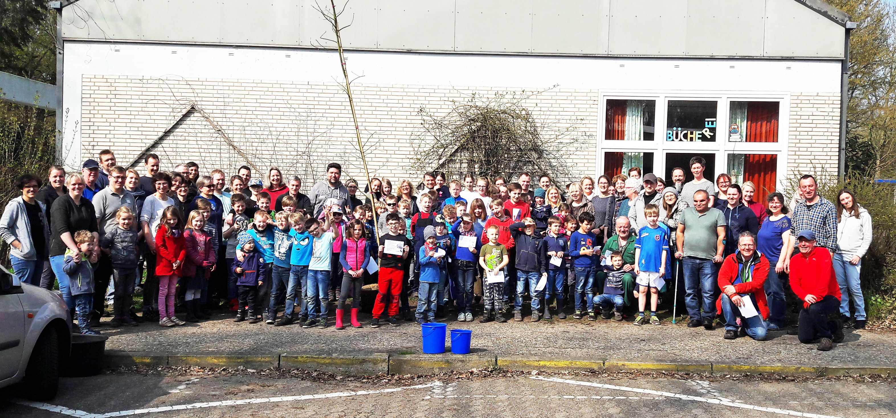 Die Schüler, Eltern und Lehrer der Grundschule Himmelpforten zeigten viel Engagement beim
Verschönern ihres Schulhofes Foto: Grundschule Himmelpforten