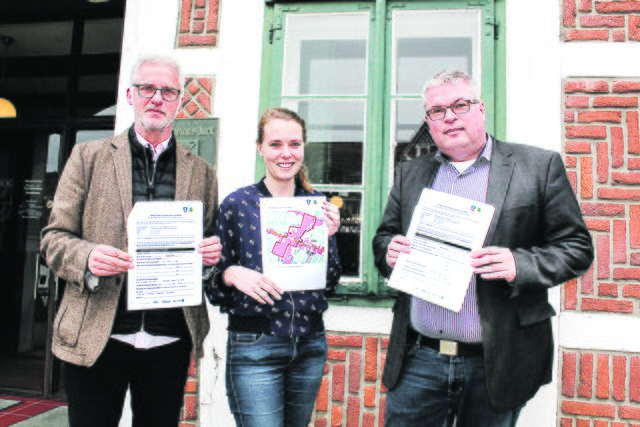 Thomas Bültemeier (l.) von der Gemeindeentwicklung, Klimaschutzmanagerin Anna-Katharina Poppe und Erster Gemeinderat Matthias Riel wollen den Klimaschutz in Jork mit dem ersten Quartierskonzept ankurbeln