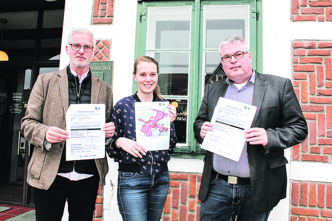 Thomas Bültemeier (l.) von der Gemeindeentwicklung, Klimaschutzmanagerin Anna-Katharina Poppe und Erster Gemeinderat Matthias Riel wollen den Klimaschutz in Jork mit dem ersten Quartierskonzept ankurbeln