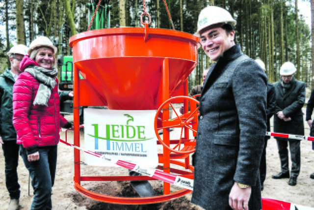 Wildpark-Chef Alexander Tietz und Hilke Feddersen, Geschäftsführerin des Naturparks Lüneburger Heide, am Betongießer 