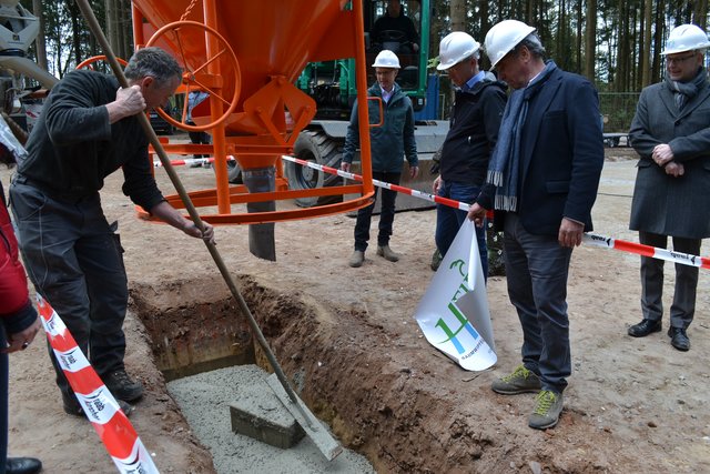 "Der Beton wird hart" war der geflügelte Satz, damit die Redner sich möglichst kurz fassten. Doch am Ende wollte der "Grundstein" nicht im Beton untertauchen