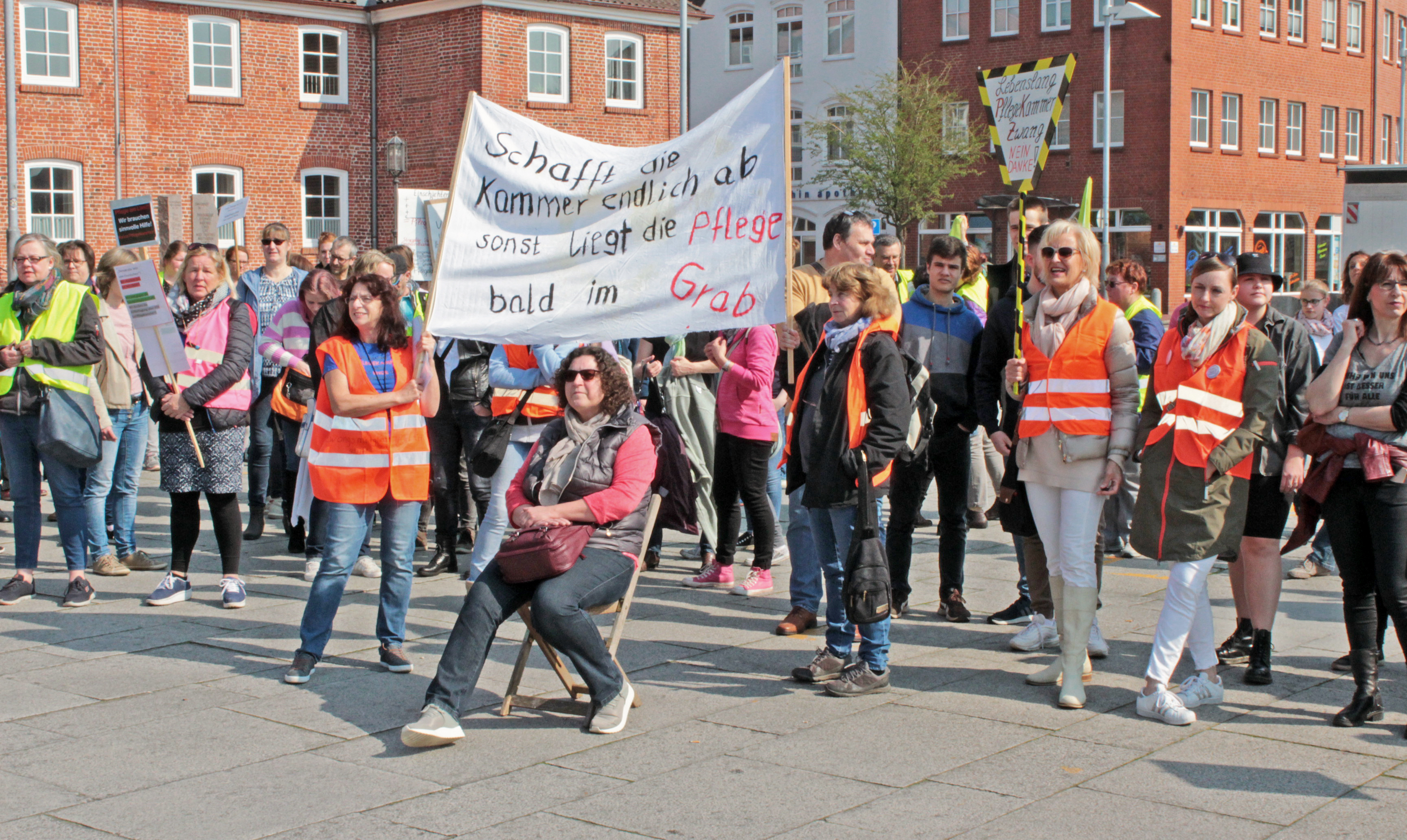 Mit Trillerpfeifen und Rasseln demonstrierten die Pflegekräfte gegen die Pflegekammer und für eine Vollbefragung Foto: jab
