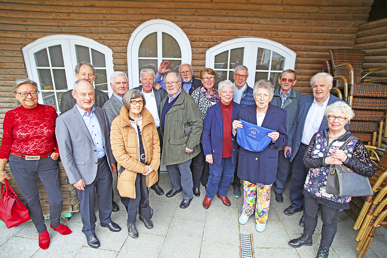 Frühere Schüler der im Jahr 1959 entlassenen Abschlussklasse der Volksschule Fleestedt kamen im Restaurant des Wildparks Schwarze Berge zusammen