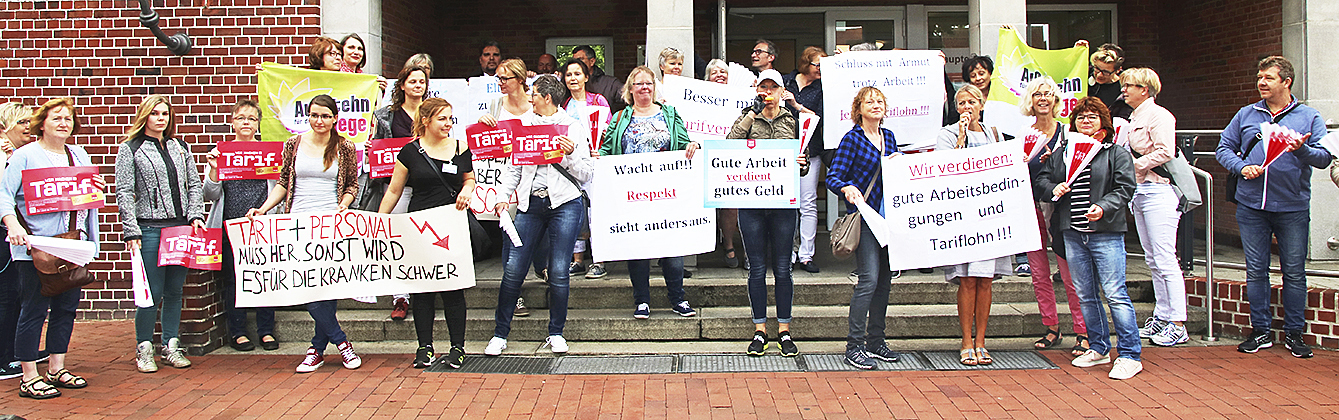 Im vergangenen Jahr protestierten Beschäftigte der Elbe Kliniken gegen die Bezahlung unter Tarif Foto: jd/Archiv