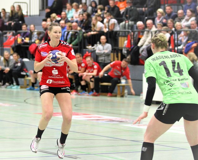 Natalie Axmann (li.) im Ballbesitz
