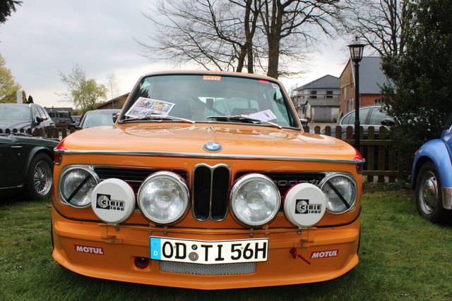 Ein echter Hingucker in orange: Der BMW 2002 tt
