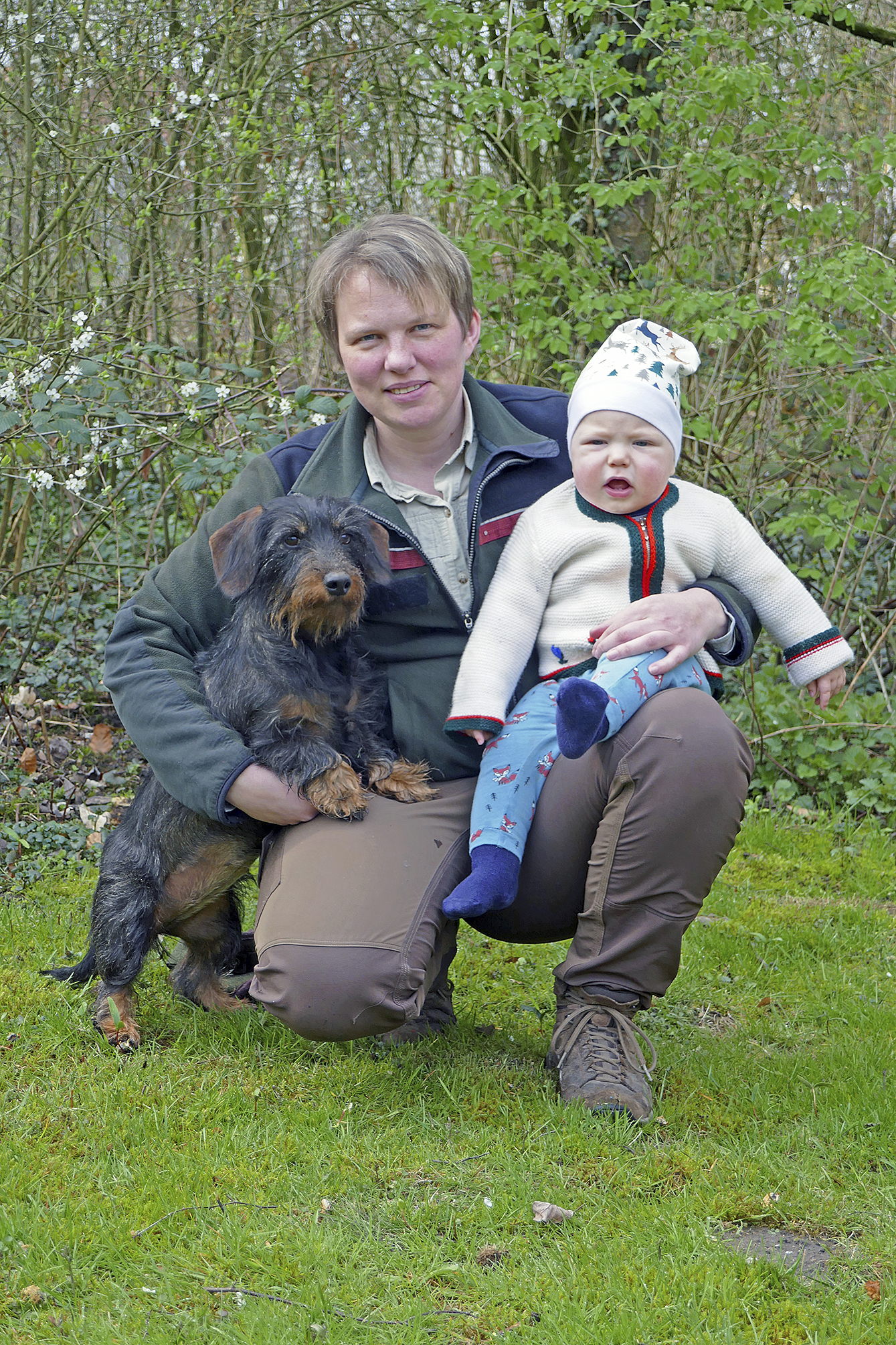 Melanie Offermanns, hier mit ihrem Sohn Tim und Dackel Triene, ist die neue Försterin im Revier Rüstje Foto: Niedersächsische Landesforsten